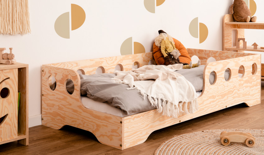 Drewniane łóżko z barierkami TILA 5 wykonane ze sklejki sosnowej w kolorze naturalnego drewna z wejściem po lewej stronie